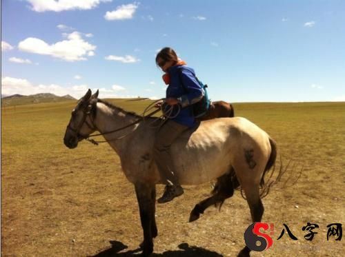 梦见自己骑在马背上