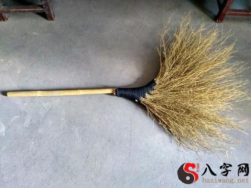 梦见自己买笤帚