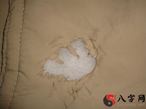 梦见衣服上有小小的洞