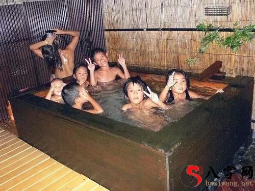 梦见洗澡旁边还有异性