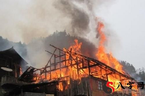 梦见闪电击中房子着火